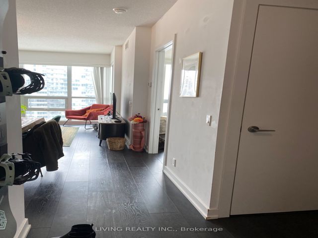 2101 - 2220 Lakeshore Blvd W