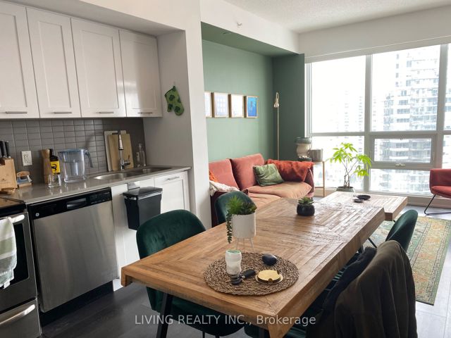 2101 - 2220 Lakeshore Blvd W
