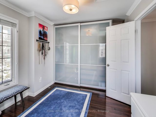 10 - 210 Manitoba St