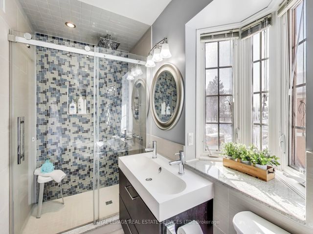 10 - 210 Manitoba St