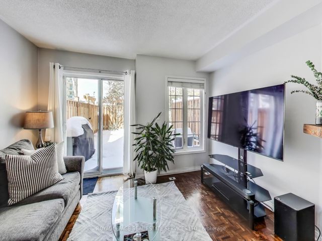 10 - 210 Manitoba St