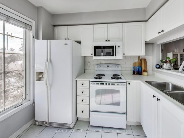 10 - 210 Manitoba St
