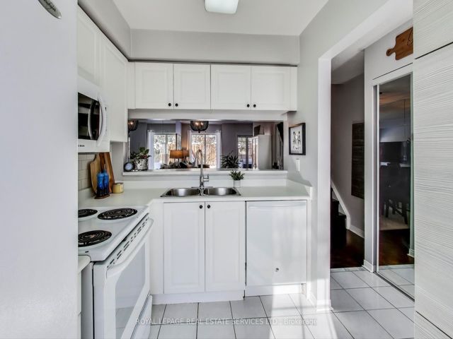 10 - 210 Manitoba St