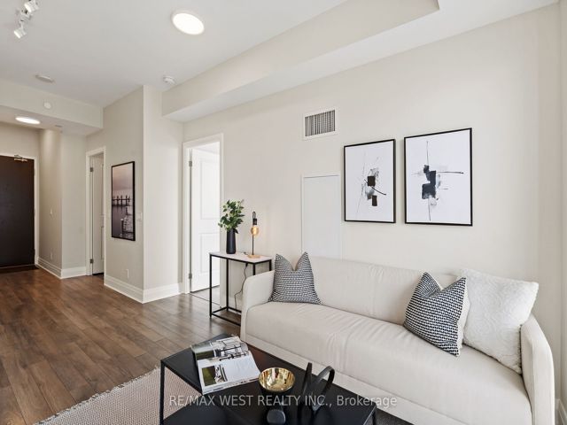 1710 - 17 Zorra St