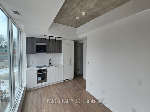 207 - 689 The Queensway