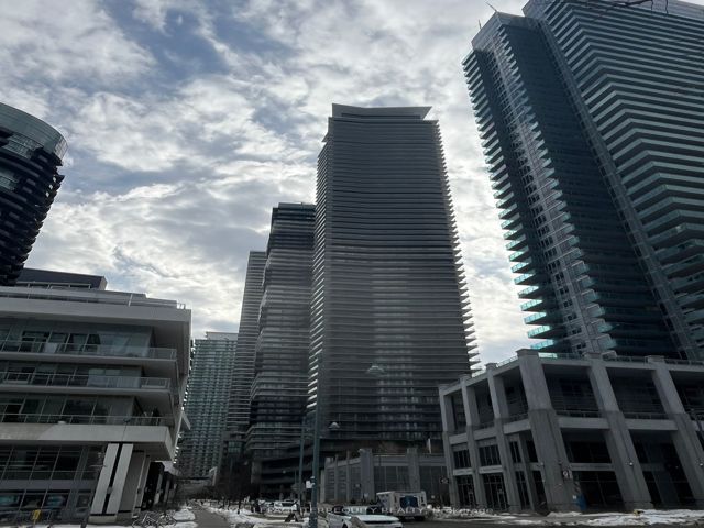 1111 - 38 Annie Craig Dr