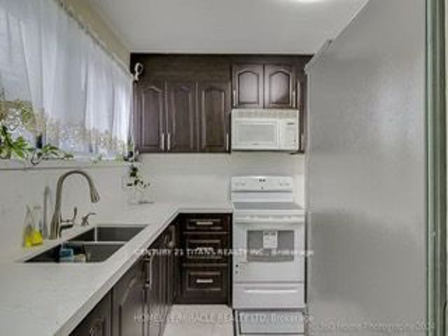 8 - 382 Driftwood Ave