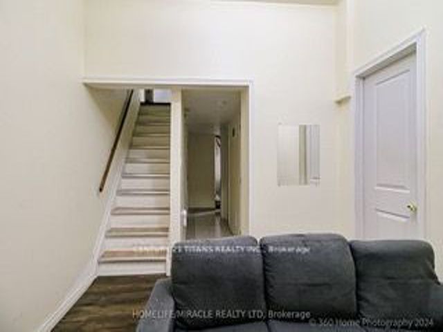 8 - 382 Driftwood Ave
