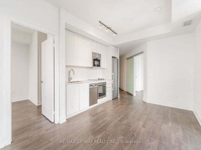 3233 - 5 Mabelle Ave W