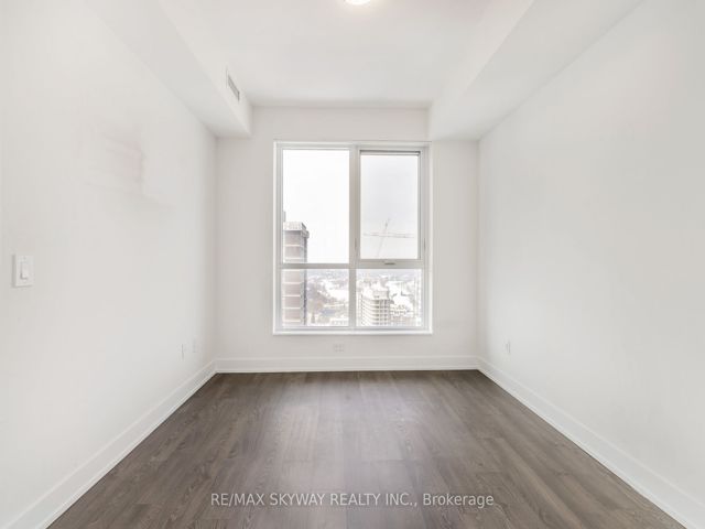 3233 - 5 Mabelle Ave W