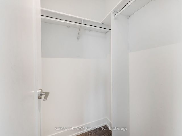 3233 - 5 Mabelle Ave W