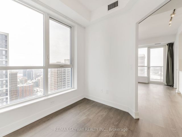3233 - 5 Mabelle Ave W