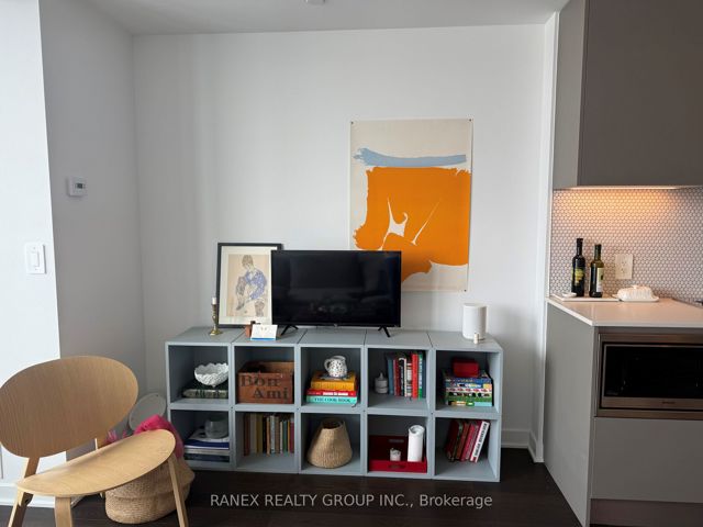 614 - 2720 Dundas St W