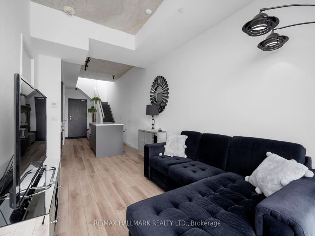 PH807 - 7 Smith Cres