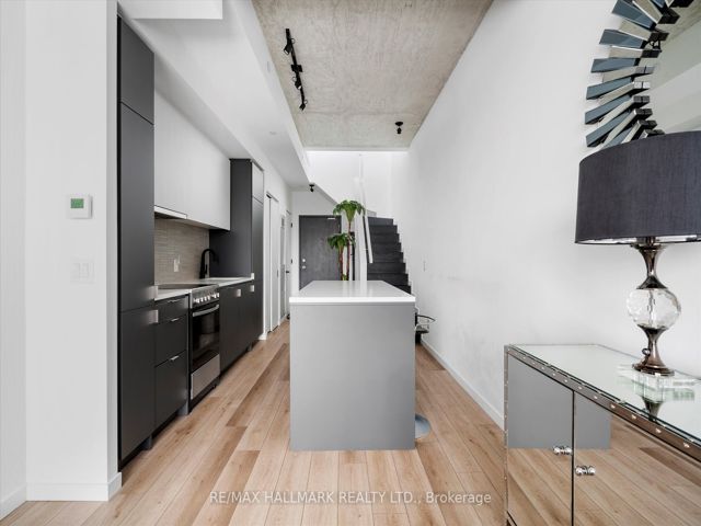 PH807 - 7 Smith Cres