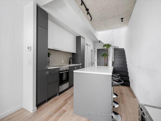 PH807 - 7 Smith Cres