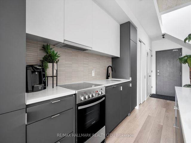PH807 - 7 Smith Cres