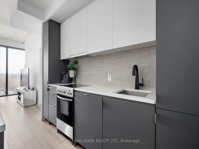 PH807 - 7 Smith Cres