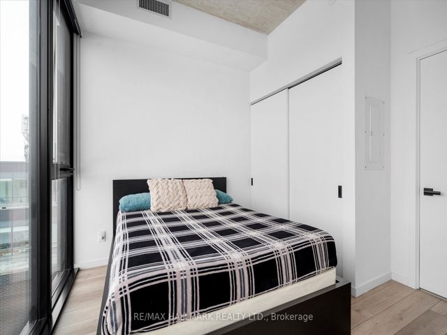 PH807 - 7 Smith Cres