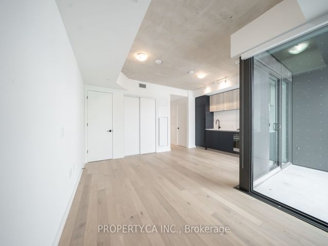 407 - 2625 Dundas St W