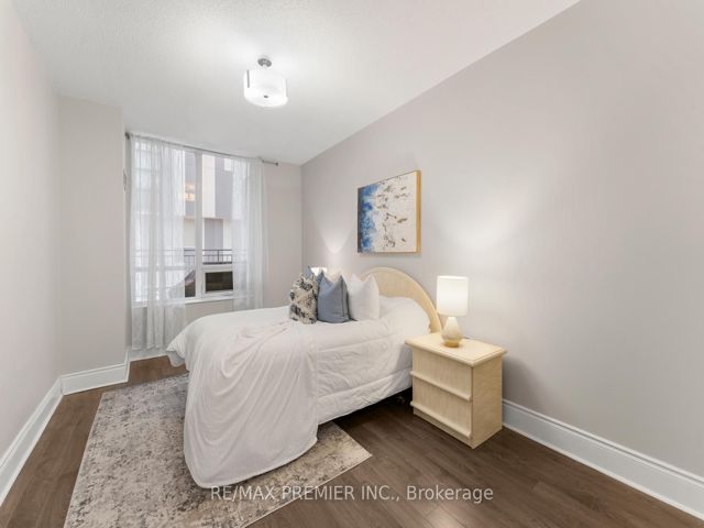 129 - 5233 Dundas St