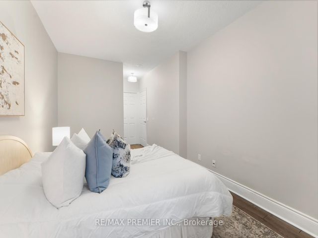 129 - 5233 Dundas St