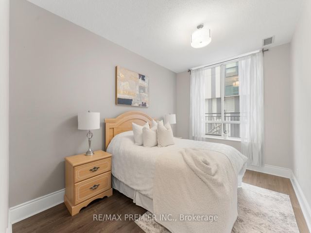 129 - 5233 Dundas St