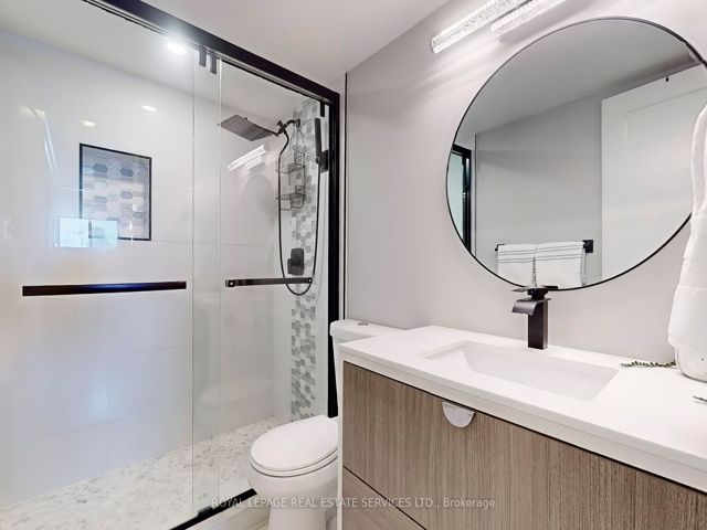 301 - 820 Burnhamthorpe Rd