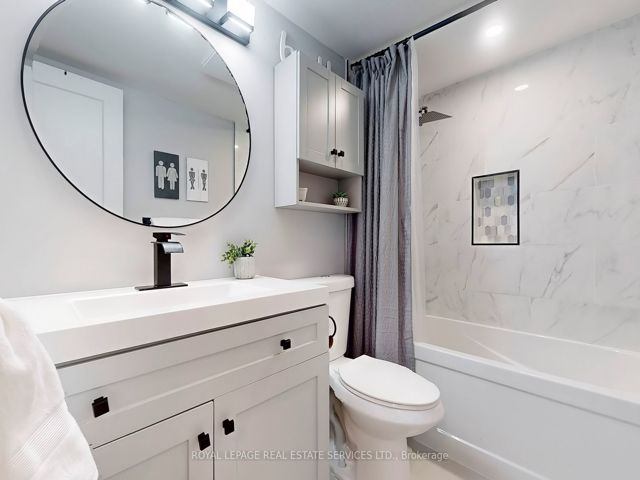 301 - 820 Burnhamthorpe Rd