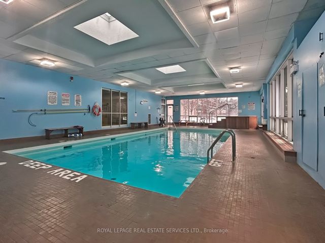 301 - 820 Burnhamthorpe Rd