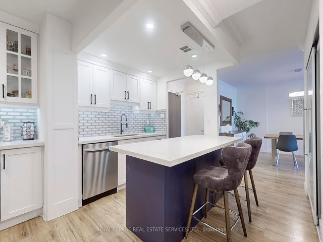 301 - 820 Burnhamthorpe Rd