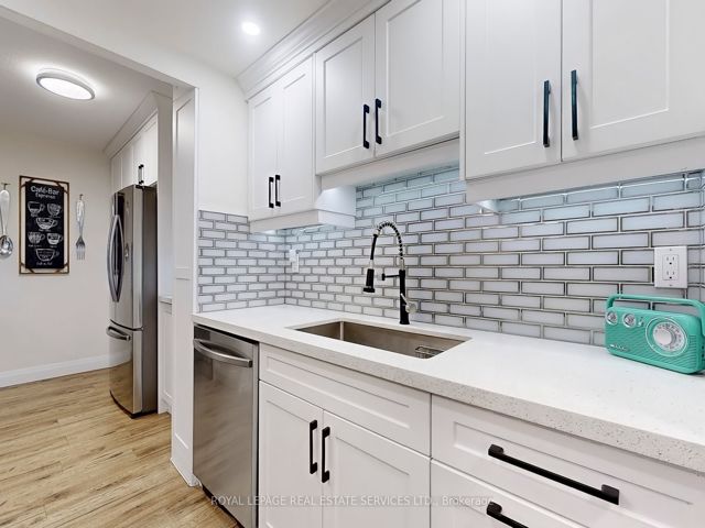 301 - 820 Burnhamthorpe Rd