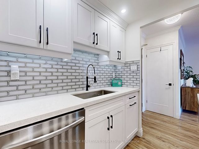 301 - 820 Burnhamthorpe Rd