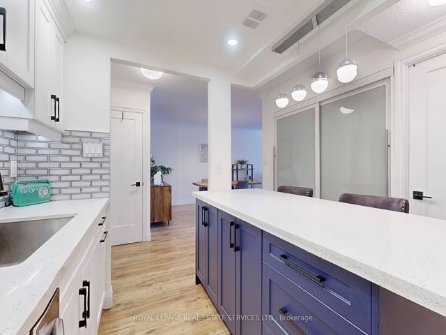 301 - 820 Burnhamthorpe Rd