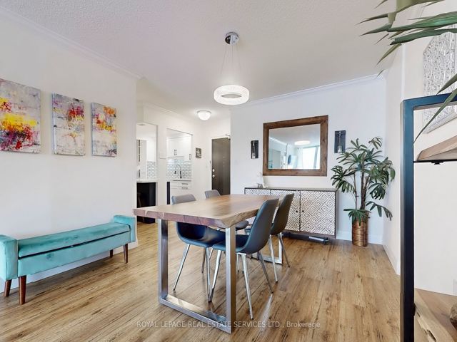 301 - 820 Burnhamthorpe Rd