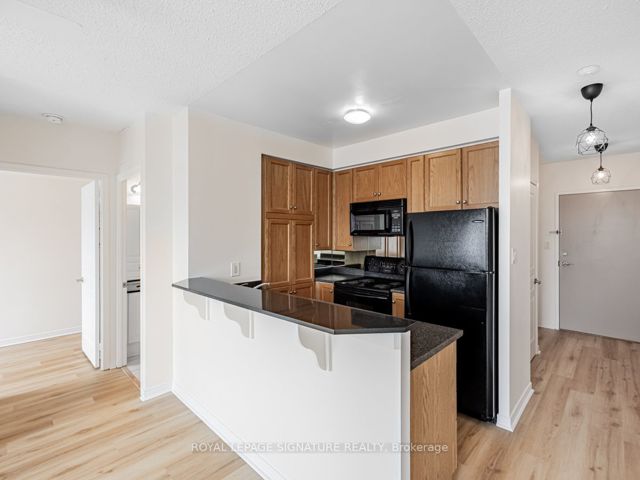 316 - 2495 Dundas St W