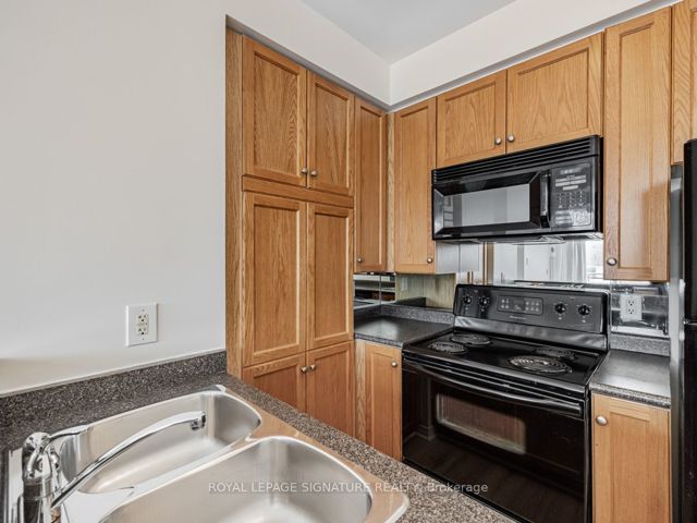 316 - 2495 Dundas St W