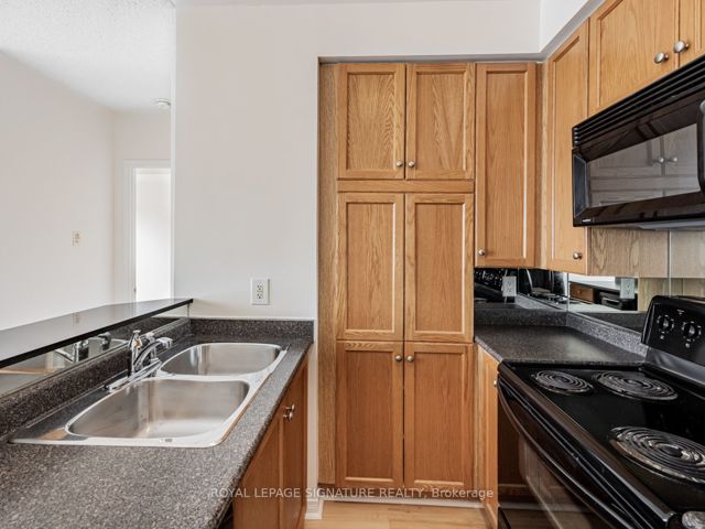316 - 2495 Dundas St W