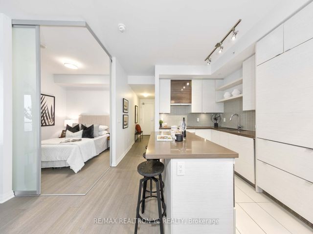 1005 - 59 Annie Craig Dr