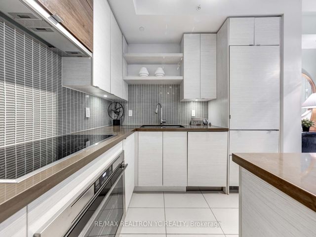 1005 - 59 Annie Craig Dr