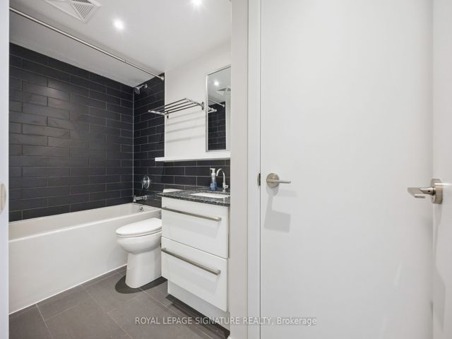 906 - 160 Flemington Rd