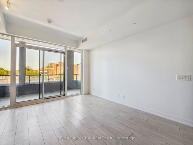 320 - 270 Dufferin St