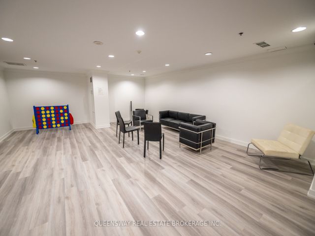 307 - 816 Lansdowne Ave