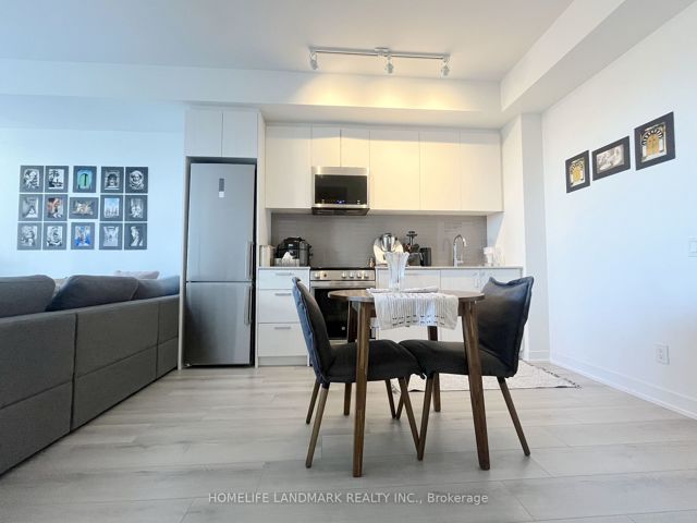 814 - 1787 St Clair Ave W