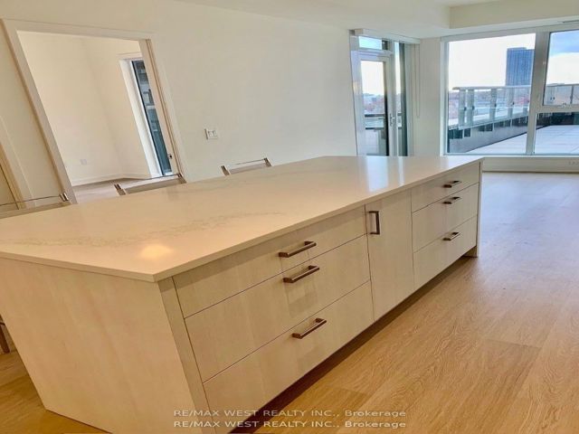 305 - 859 The Queensway Blvd W