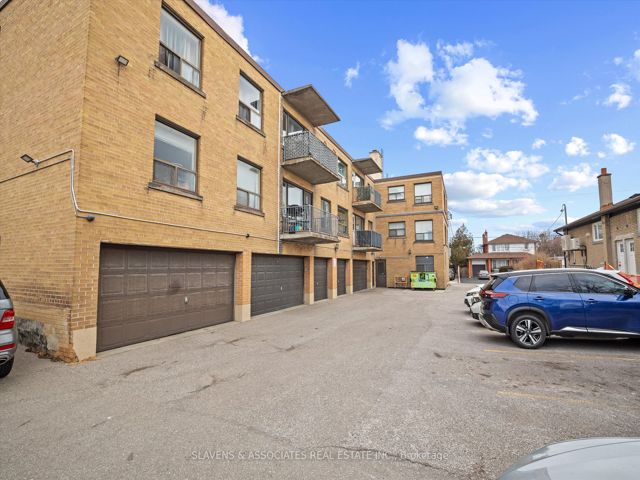 101 - 1111 Lawrence Ave W