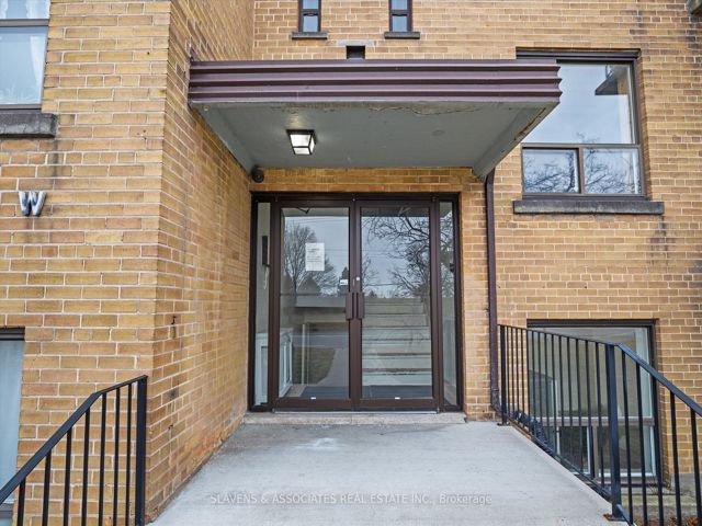 101 - 1111 Lawrence Ave W
