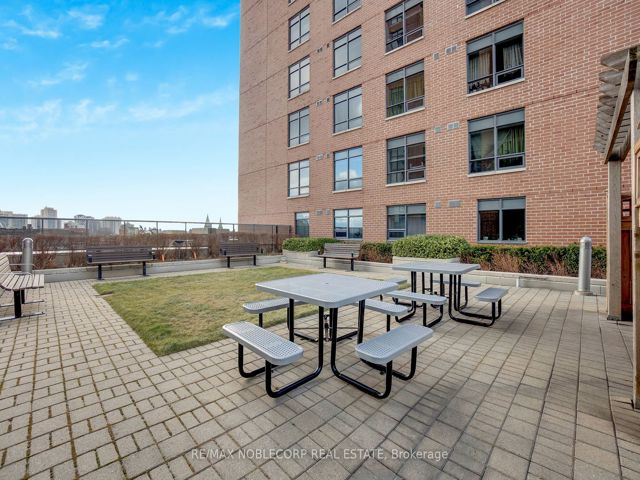 914 - 61 Heintzman St S