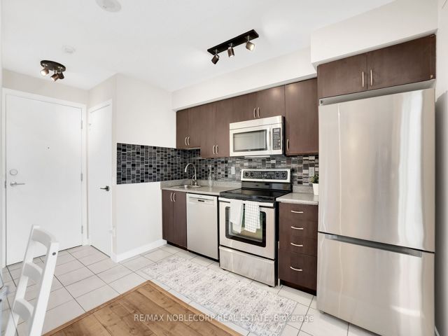 914 - 61 Heintzman St S