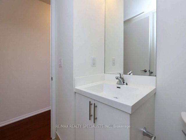 216 - 800 Lawrence Ave W